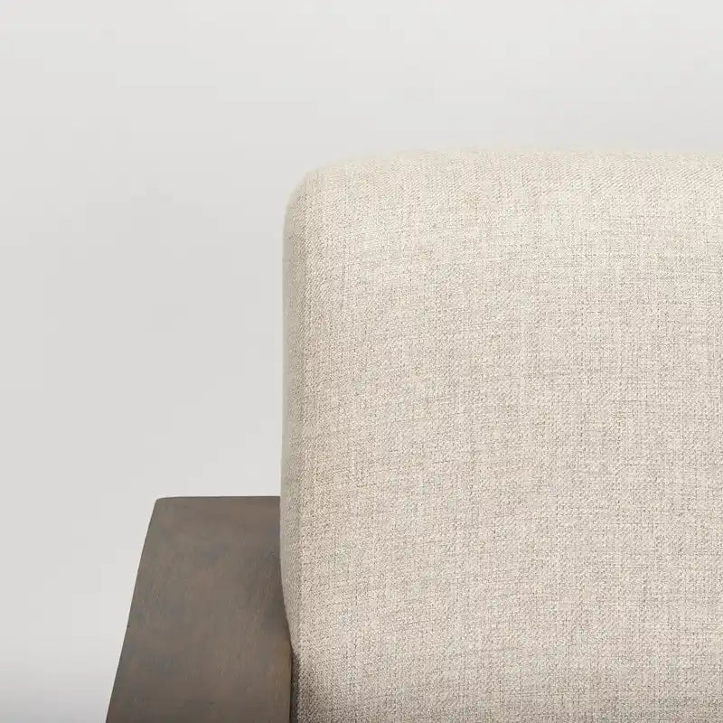 Poltrona accentuata in tessuto beige, struttura in legno massello, 1 posto