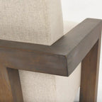 Poltrona accentuata in tessuto beige, struttura in legno massello, 1 posto