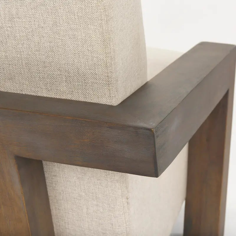 Poltrona accentuata in tessuto beige, struttura in legno massello, 1 posto