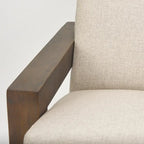 Poltrona accentuata in tessuto beige, struttura in legno massello, 1 posto