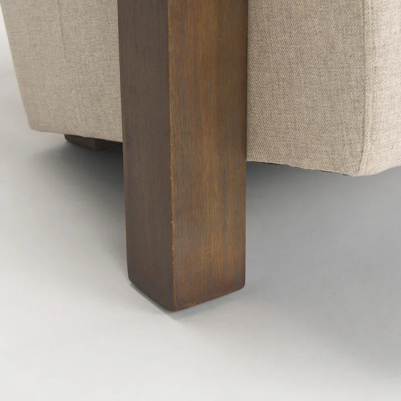 Poltrona accentuata in tessuto beige, struttura in legno massello, 1 posto
