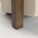 Poltrona accentuata in tessuto beige, struttura in legno massello, 1 posto