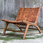 Poltrona con struttura in teak e seduta in pelle naturale color cognac intrecciata, 1 posto